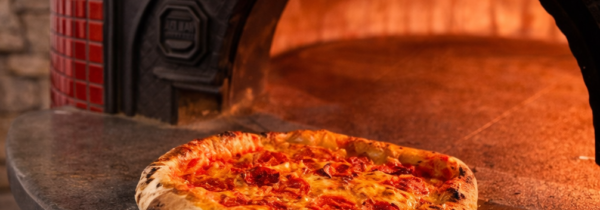 Pizza napolitaine cuite au feu de bois dans le four de la Trattoria del Par à Chaudes-Aigues
