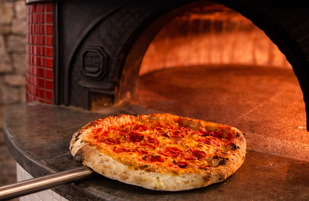 Pizza napolitaine cuite au feu de bois dans le four de la Trattoria del Par à Chaudes-Aigues