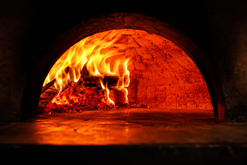 Flammes dans le four napolitain au feu de bois de la Trattoria del Par à Chaudes-Aigues