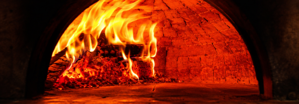 Flammes dans le four napolitain au feu de bois de la Trattoria del Par à Chaudes-Aigues