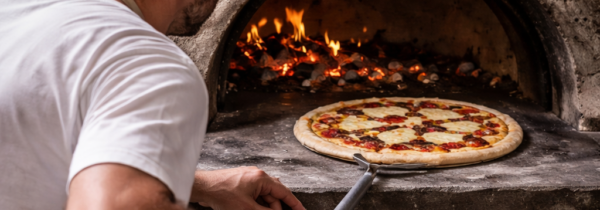 Cuisson d’une pizza napolitaine dans le four à bois de la Trattoria del Par à Chaudes-Aigues